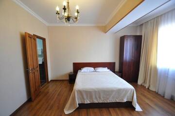 Большой двухместный номер с 1 кроватью в Гостинице Guest House Adel